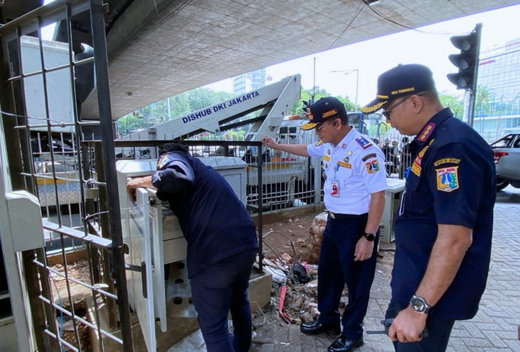 Kabel Tersangkut Truk